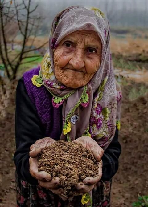 SRenkler's tweet image. Ne diye böbürlenip büyükleniyorsun. Doğumun bir damla su ,ölümün bir avuç toprak değil mi ?
Şems