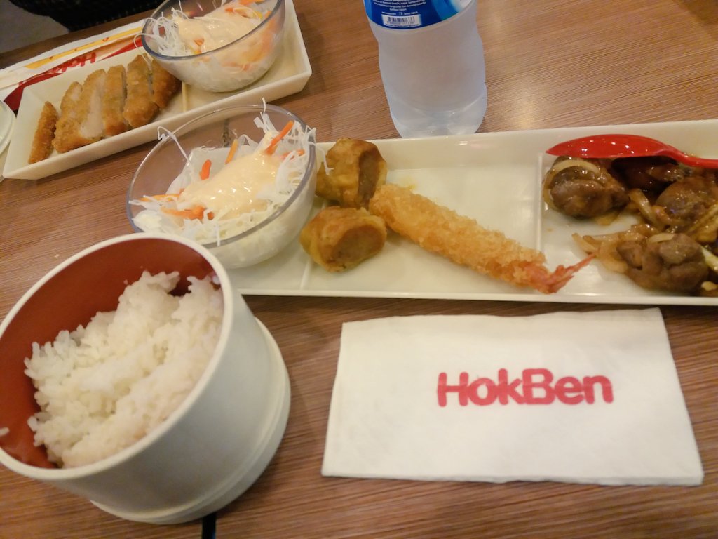RetnoIsakaPD's tweet photo. Gagal diet boleh lah ya 😁😁 https://t.co/j5yk6ggSHA