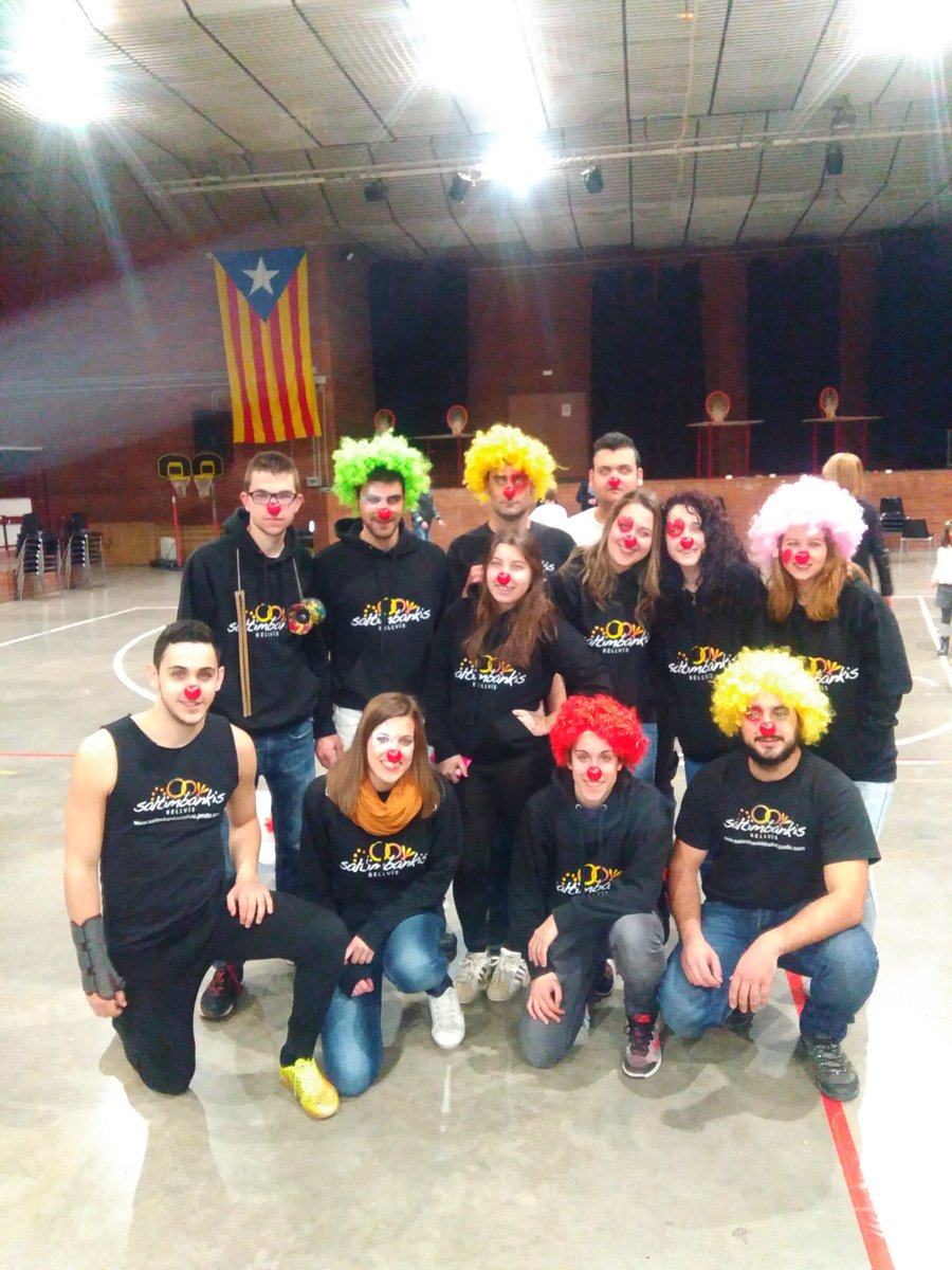 firalsdebellvis's tweet photo. La setmana passada va començar el cicle "Juguem a fer Firals". Gràcies @SaltimbankisB, els nens van gaudir molt! https://t.co/6t6lTvEua9