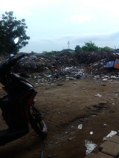 Tempat pembuangan sampah sangat padat di kebun bobit srengseng