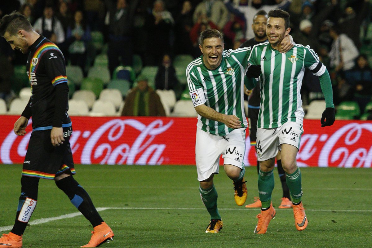 RealBetis's tweet photo. Esa sonrisa cuando despiertas los domingos y sabes que en unas horas juega el @RealBetis 😊 ¡A por un nuevo triunfo!🙌 https://t.co/7Wh7sYbPzc