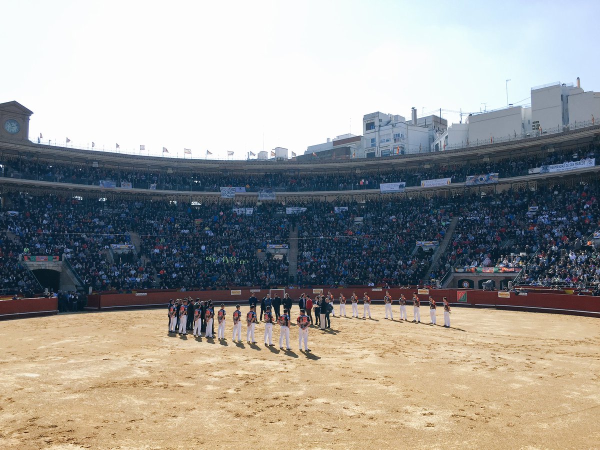 #13MValencia arranca concurso recortadores con un manifiesto a favor del toro. + 10 mil personas. #UnidosPorElToro