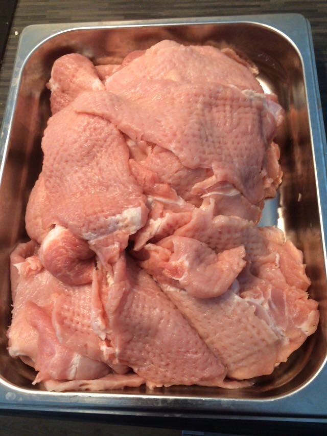 PasiMannynsalo's tweet photo. Possupäivä! Kohta grillataan. #sikaa https://t.co/Zxd5pL1nU3