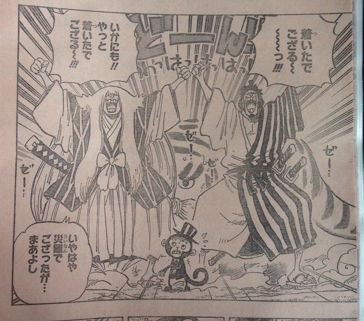 太良 One Piece 631話の扉絵のこの人おでんだと思う まず編笠 これはワノ国で作られる物 そして縦縞ストライプ 侍らしからぬ長髪 これは錦えもんの服とカン十郎の長髪と同じ そして二人ともロジャーの船に乗っていたと言う共通点からおでんだと思う