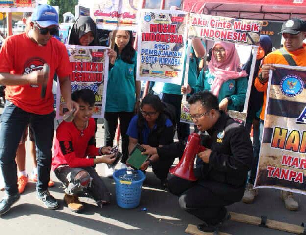 Aksi pemud BNK Sukoharjo tadi pagi di CFD memperingati Hari Musik Nasional. Stop musik narkoba, stop pembajakan!