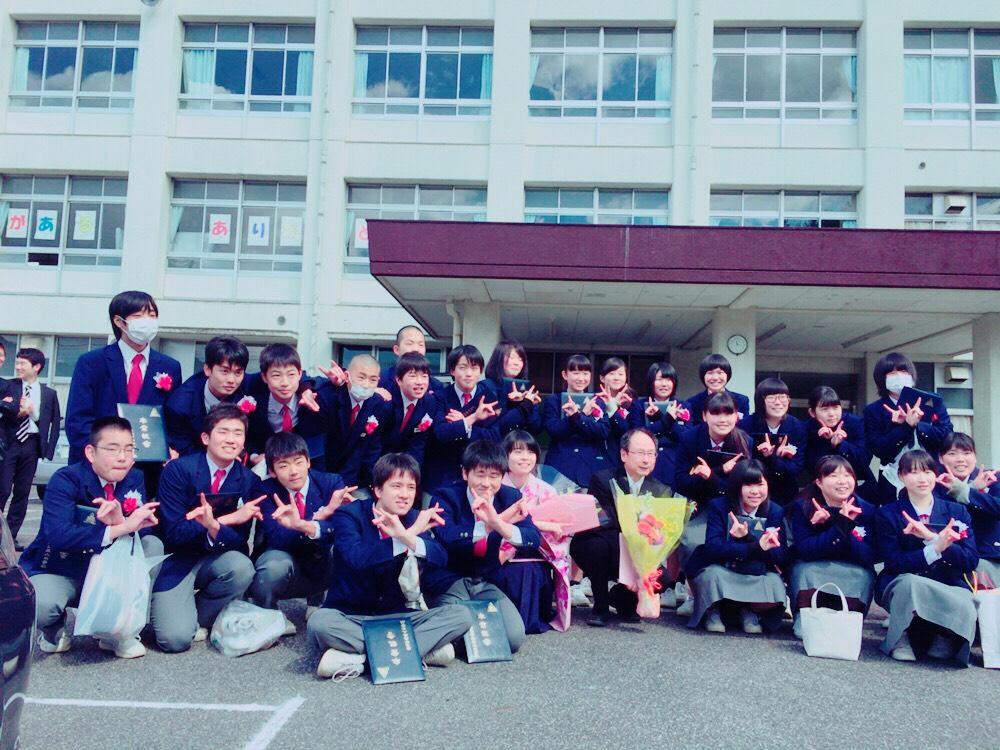 omiaran0131's tweet photo. #平成28年度第33回卒業式

沢山 泣いて最後には笑顔で三入中学校を卒業しました 😭👍

もう学校に通うことはないんかと思うとやっぱり寂しい…けど

皆 今までありがとう ！出会えてよかった！大好き ！！また会おう 😊 https://t.co/XkjeaszZO3