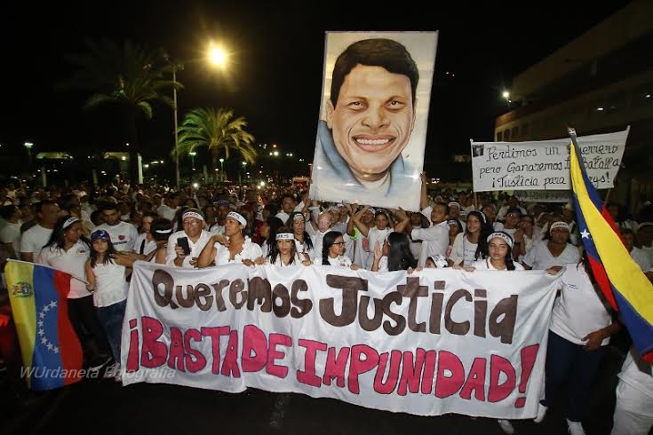 CorreodelCaroni's tweet photo. Guayaneses despiden a Larrys Salinas con marcha contra la impunidad y la violencia. https://t.co/6lMy1skAMm https://t.co/sSXHzqrEF2