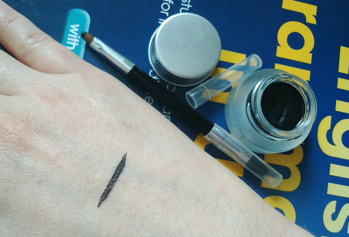 petite_teddy's tweet photo. Ideal arrows with @Maybelline. #maybelline #eyeliner #makeup #swatches #blogger #beautyblogger #bblogger https://t.co/jEpLwaXbGM