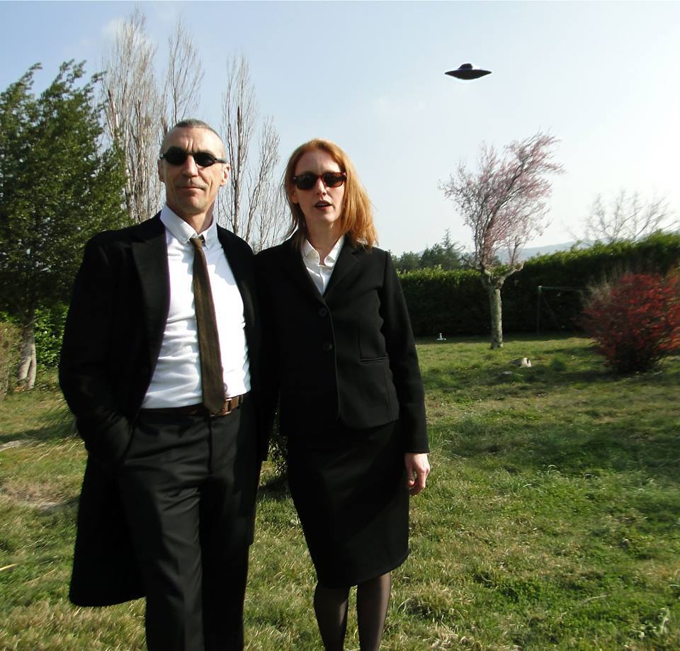 HubertMounier's tweet photo. Je me demande si notre déguisement X-Files pour le carnaval était une bonne idée? https://t.co/sk4v6qKiXd