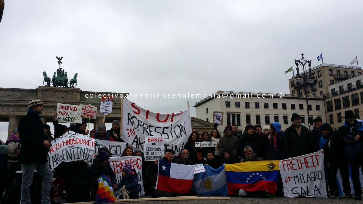 COLARGALE's tweet photo. Acto contra la represión en Argentina frente a la Puerta de Brandenburgo en Berlin #StopRepressionInArgentina https://t.co/7ZYISBNmKs