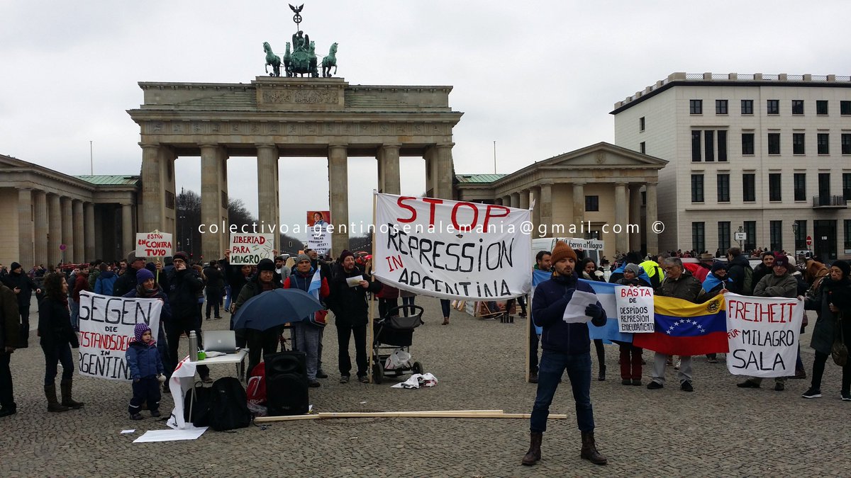 COLARGALE's tweet photo. Acto contra la represión en Argentina frente a la Puerta de Brandenburgo en Berlin #StopRepressionInArgentina https://t.co/r2m3qLCcXo