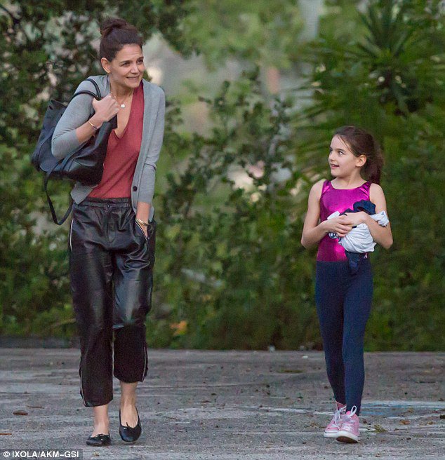SURICRUISELOVER's tweet photo. #news Suri Cruise after dance class 13/03/2016  #suricruise #katieholmes https://t.co/sN7e95xRDz
