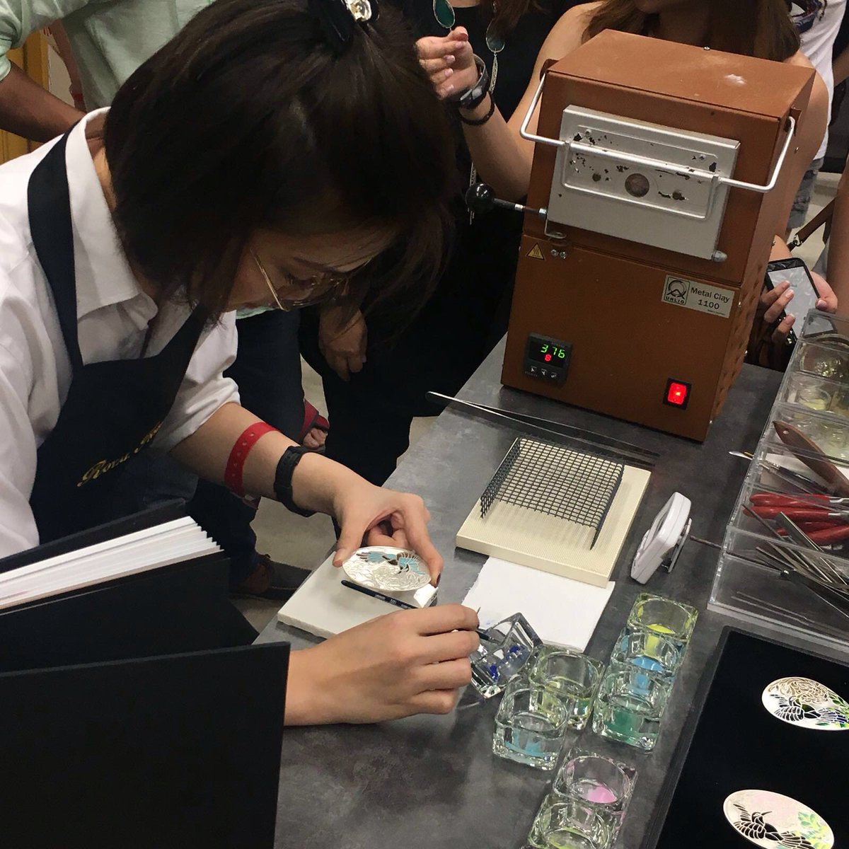 SingaPlural's tweet photo. Happening now: Royal Insignia talks about the art of giving and a live demonstration at our sharing session! https://t.co/I30ddnvxKy