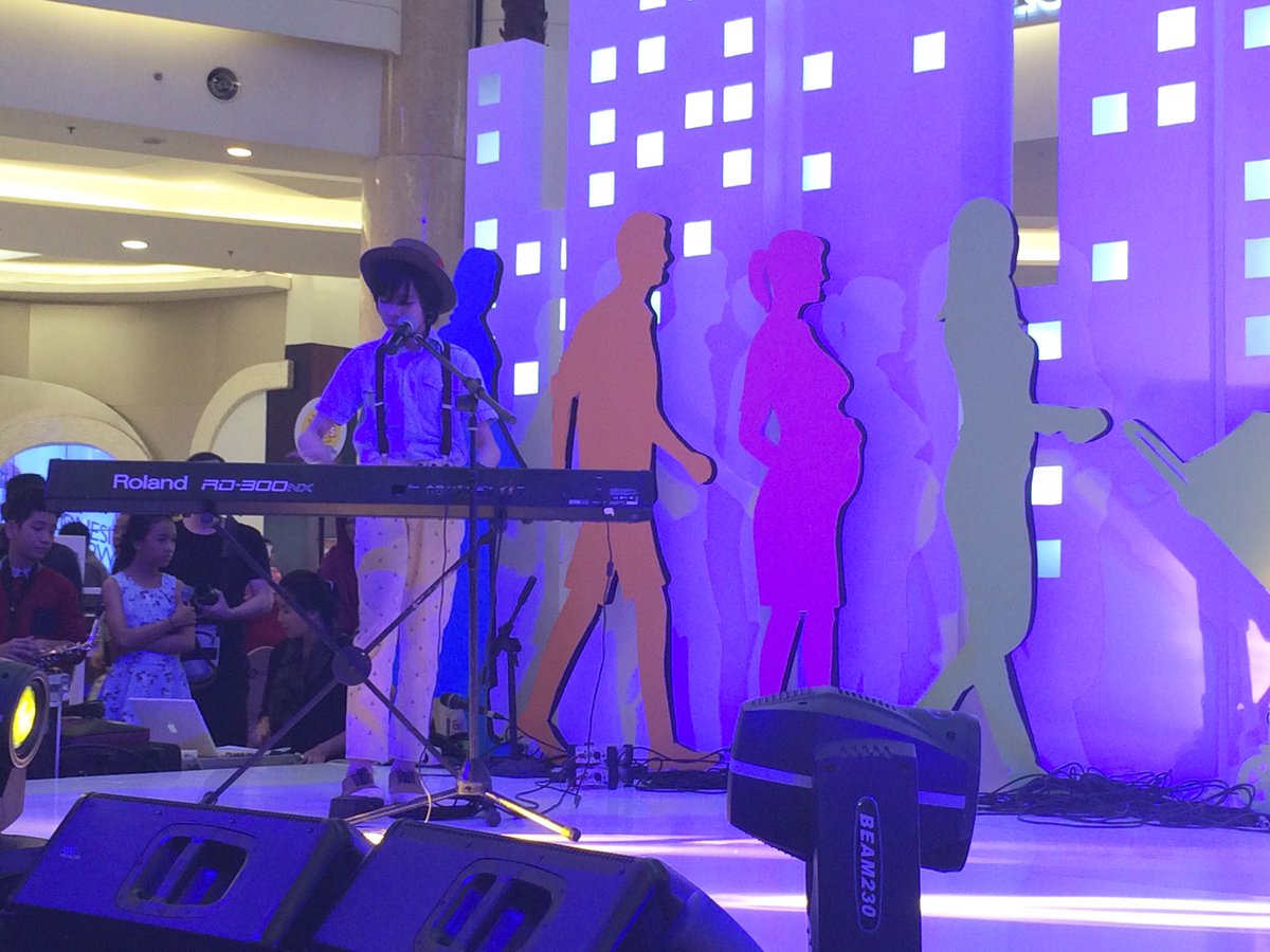 Penampilan salah satu anggota DARR 2 membuka fashion show <a href="/GayaMatahari/">matahari</a> #JKF2016 <a href="/kotakasablanka/">Kota Kasablanka</a>