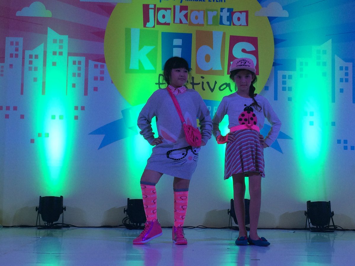 Gaya Cool &amp; Sporty di fashion show <a href="/GayaMatahari/">matahari</a> di panggung #JKF2016 <a href="/kotakasablanka/">Kota Kasablanka</a> diiringi <a href="/DiAtasRata2/">Di Atas Rata Rata</a>. Keren!