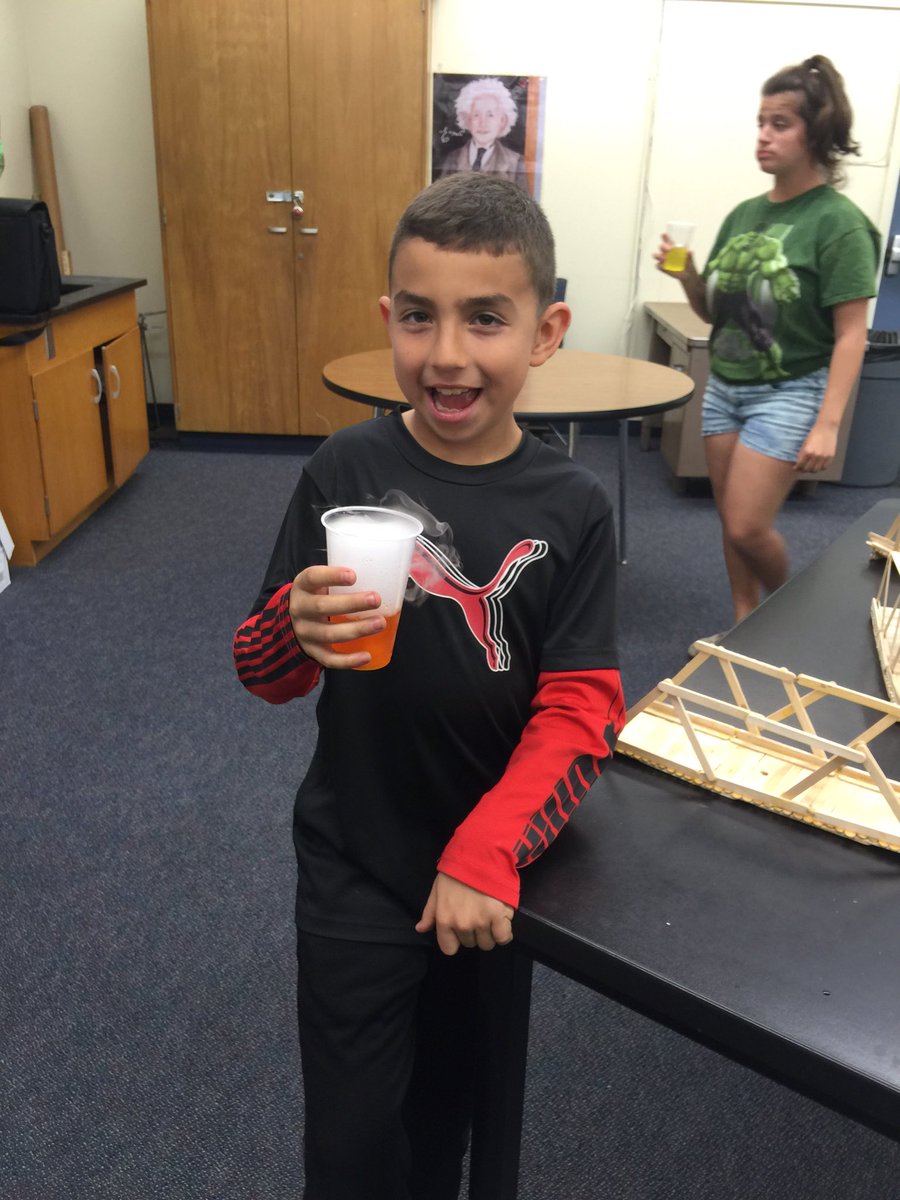 RoyalOakMSCOUSD's tweet photo. Busy week!@RoyalOakMSCOUSD #welcomefuture'runners #ROMSopenhouse2016 #'runnerweek @CO_Supt @HistoryDay https://t.co/qh5TlDeYXK