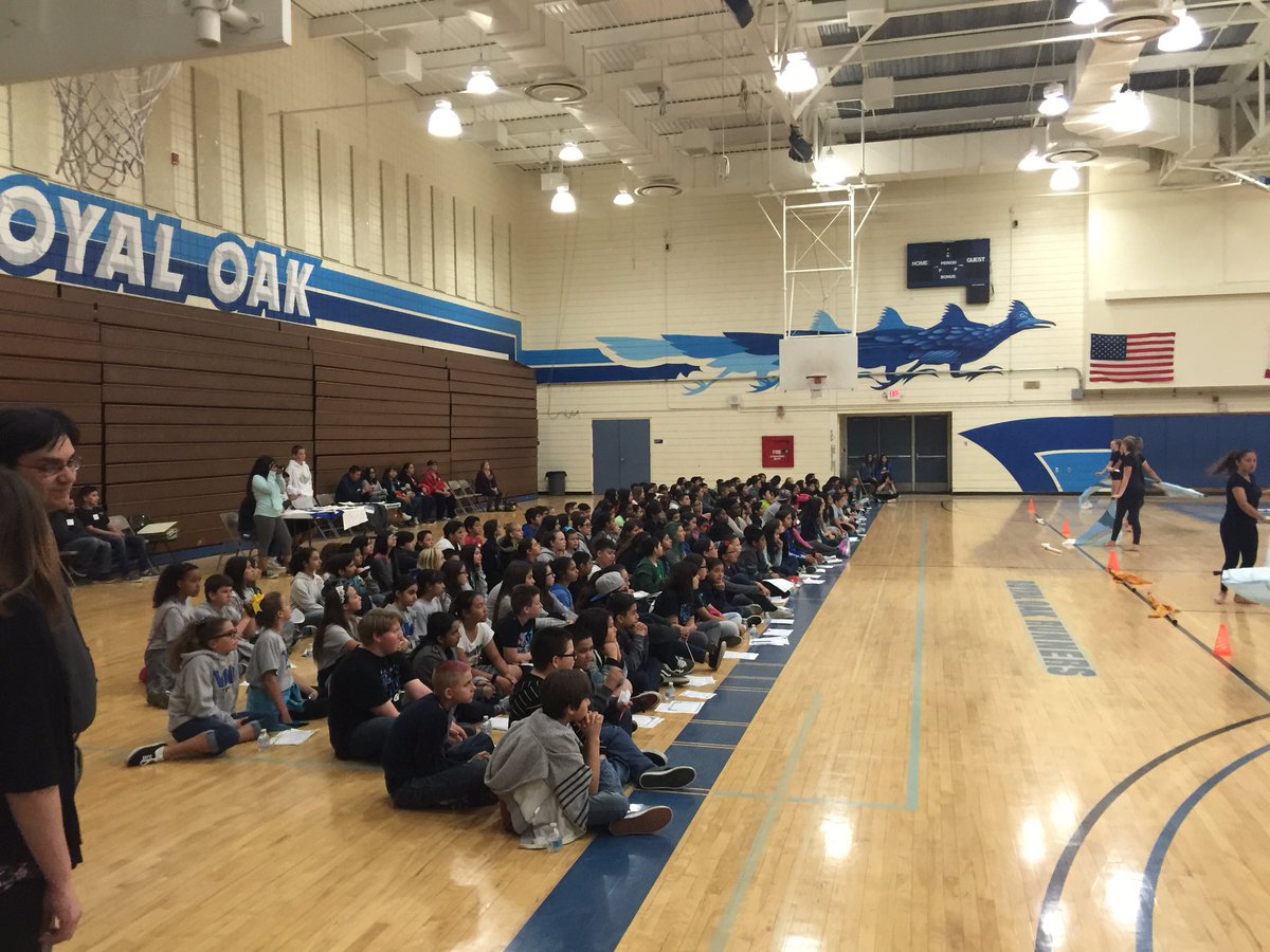 RoyalOakMSCOUSD's tweet photo. Busy week!@RoyalOakMSCOUSD #welcomefuture'runners #ROMSopenhouse2016 #'runnerweek @CO_Supt @HistoryDay #bbtournament https://t.co/ZUGBWmlrLa