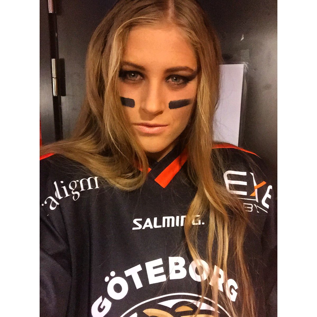 TeddieF's tweet photo. Jag ska vara såhär tuff idag då vi möter Färjestad på bortaplan i säsongen sista bortamatch. Wiho. https://t.co/p4osOaQrYJ