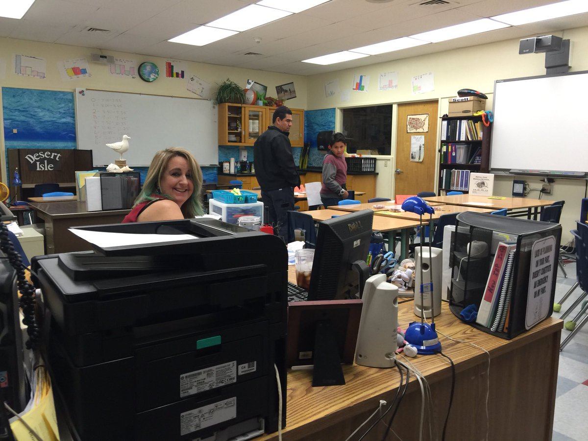 RoyalOakMSCOUSD's tweet photo. Busy week!@RoyalOakMSCOUSD #welcomefuture'runners #ROMSopenhouse2016 #'runnerweek @CO_Supt @HistoryDay https://t.co/bK0q7lx9kd