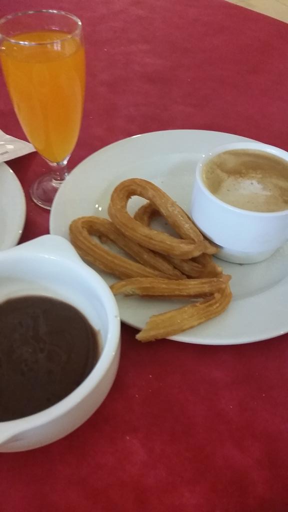 Kyllä täällä ihminen voi hyvin! Vetelen churroja aamupalalla. #loma #maratonkeskittyneisyys #eatyourcarbs