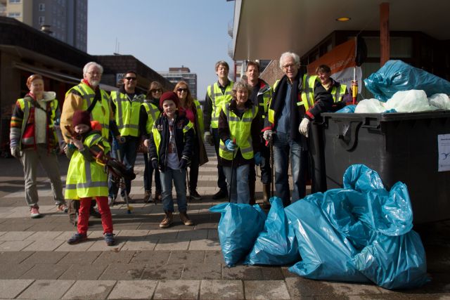 #NLDoet opruimactie #Merenwijk groot succes! 45 zakken, te kleine afvalbak :) wv-merenwijk.nl/nieuws/44-de-a…