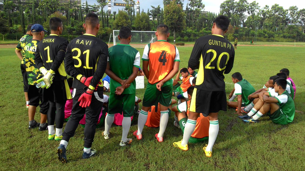 TNI_football's tweet photo. Sebelum memulai latihan, skuat @TNI_football diberikan materi latihan. #mogumogu #djsport @mogumogu_id #pstni https://t.co/UYfprqD6oj