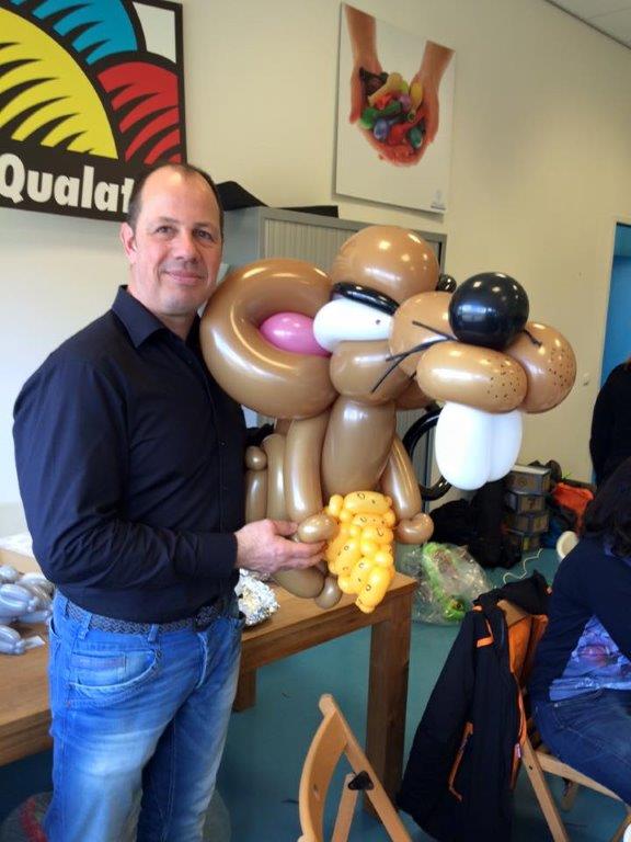 Erremuucup's tweet image. Voetbal, maar vooral veel plezier voor de mini's. Nieuw dit jaar: de beroemde ballonkunstenaar en goochelaar Wallie!