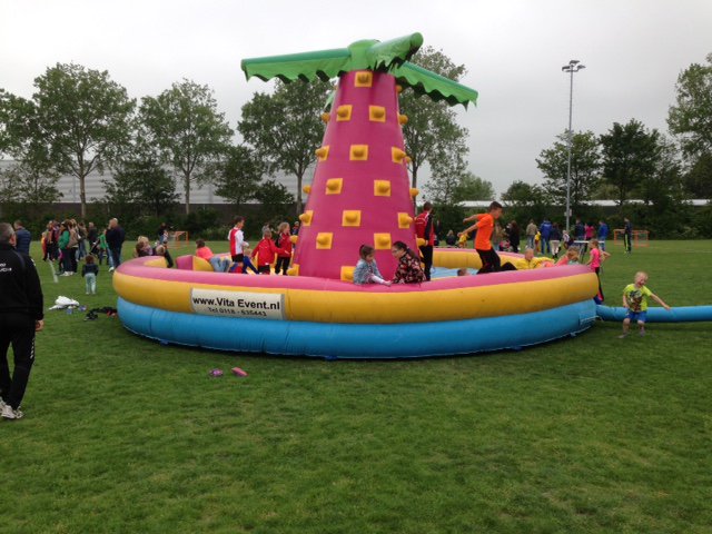 Erremuucup's tweet image. Voetbal, maar vooral veel plezier voor de mini's. Nieuw dit jaar: de beroemde ballonkunstenaar en goochelaar Wallie!