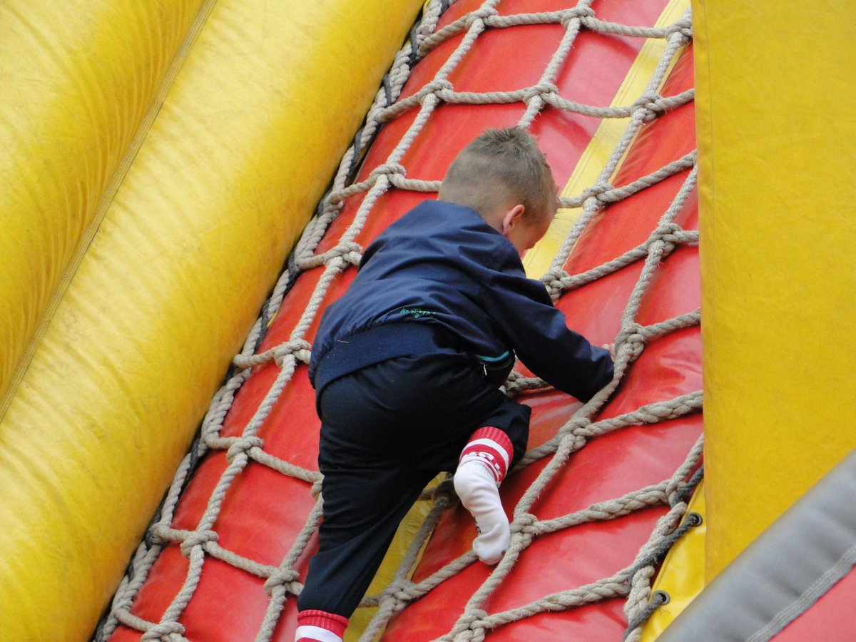 Erremuucup's tweet image. Voetbal, maar vooral veel plezier voor de mini's. Nieuw dit jaar: de beroemde ballonkunstenaar en goochelaar Wallie!