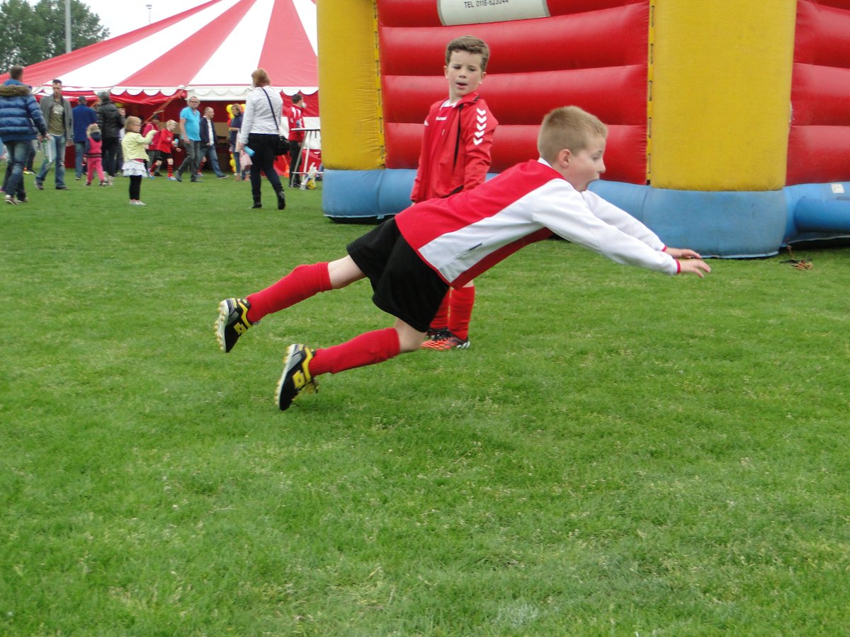 Erremuucup's tweet image. Voetbal, maar vooral veel plezier voor de mini's. Nieuw dit jaar: de beroemde ballonkunstenaar en goochelaar Wallie!