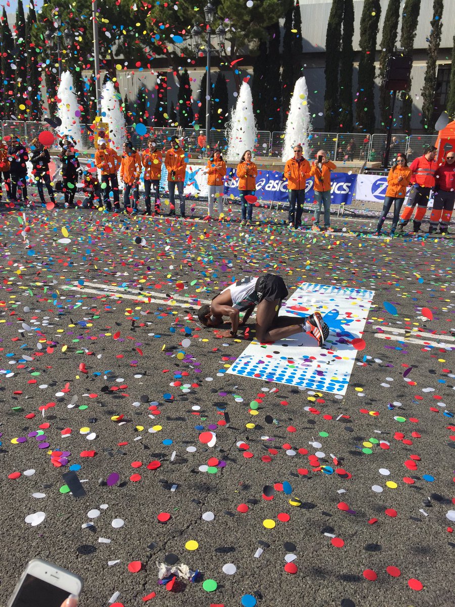 maratobarcelona's tweet photo. Ja tenim guanyador!!!!! Dino Sefir! Congratulations!!! 2:09'31 #ZurichMaratoBCN16 https://t.co/D7CDwSxWUS