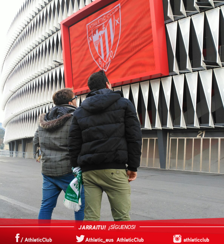 AthleticClub's tweet photo. Aficionados del @RealBetis en San Mames. ¿Es bonito eh? ☺️ #ATHvRBB https://t.co/Ob7qgXfKbg