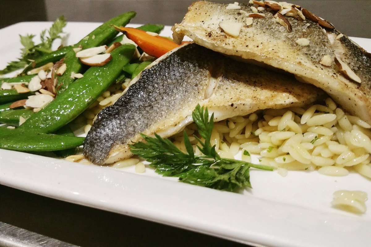 glowfreshgrill's tweet photo. Need #dinnerplans later this #evening? #Dine with us! Check out our #dinner specials #tonight #toronto #cfshops https://t.co/ynIKp9ArLY