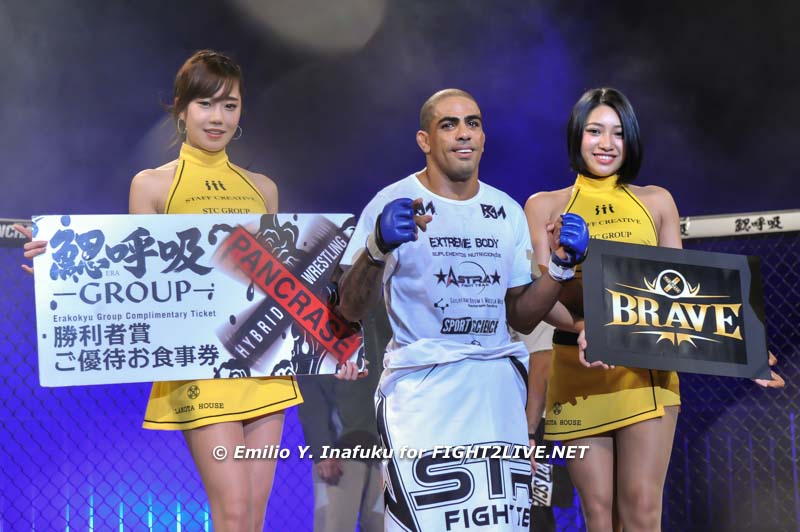 fight2live_net's tweet photo. @morcego_mma venceu Shohei "Convoy" Masumizu com um katagatame, 1R
#pancrase276 #mma https://t.co/Ry0CVZtBrA