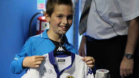 LUFC's tweet photo. Get a FREE junior ticket for #lufc vs @htafcdotcom when you buy a junior shirt!

Details: https://t.co/XZ8QGtXe7U https://t.co/bh5czxeUjM