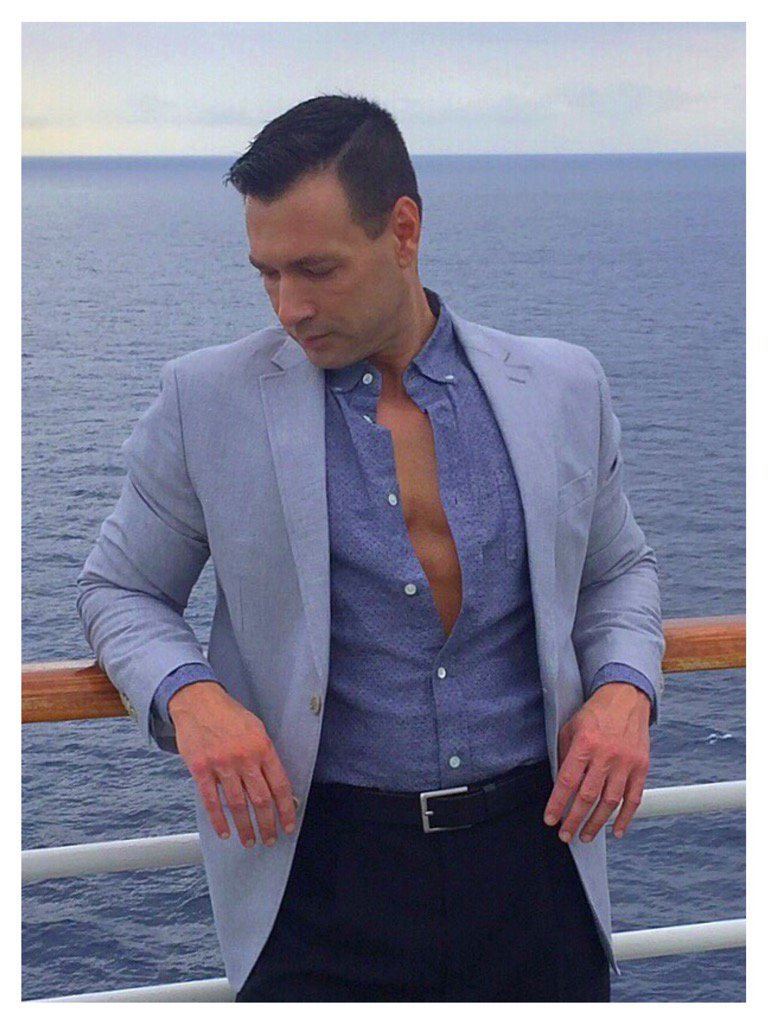 davedemaske's tweet photo. #SuitUpSunday #cruise #booksplash #BTS https://t.co/0Ft0mAaAij