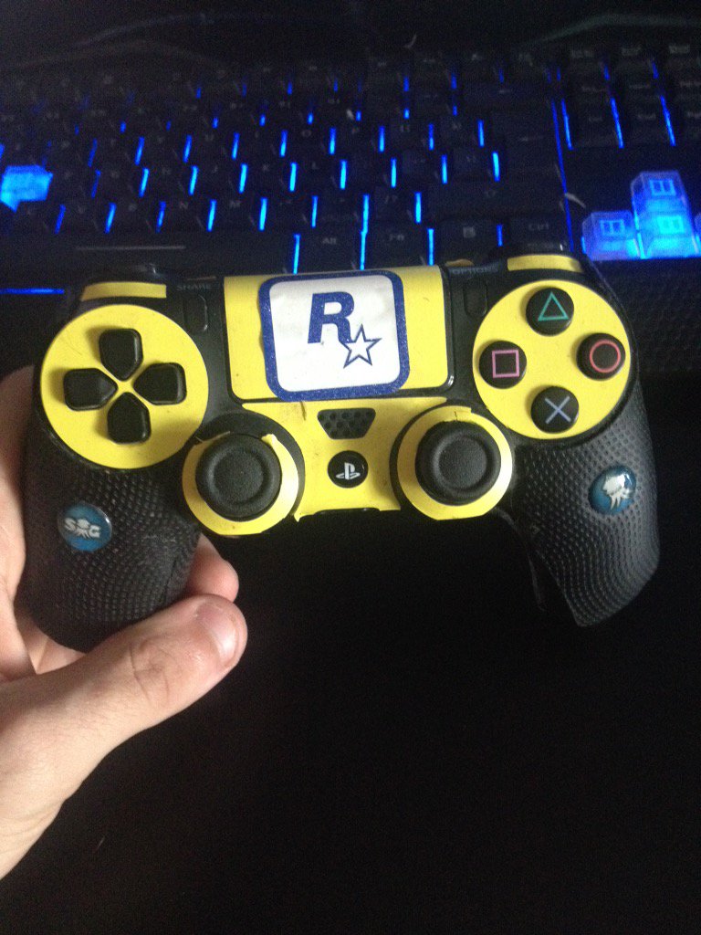itsKapoow's tweet photo. @JerkyXP @dbrandSkins #controllerGoals https://t.co/D2ijQBFx7s