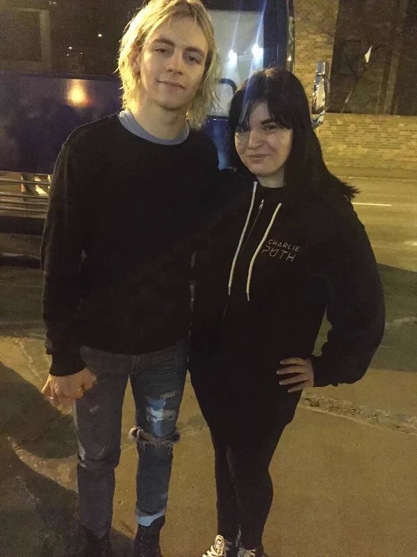 R5lynchs's tweet photo. Ross yesterday with fans in Des Moines!

I vote for #R5 #YouKnowYouLoveThem @radiodisney https://t.co/mxdd1yUZem