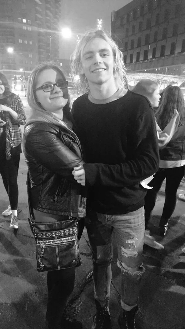 R5lynchs's tweet photo. Ross yesterday with fans in Des Moines!

I vote for #R5 #YouKnowYouLoveThem @radiodisney https://t.co/mxdd1yUZem