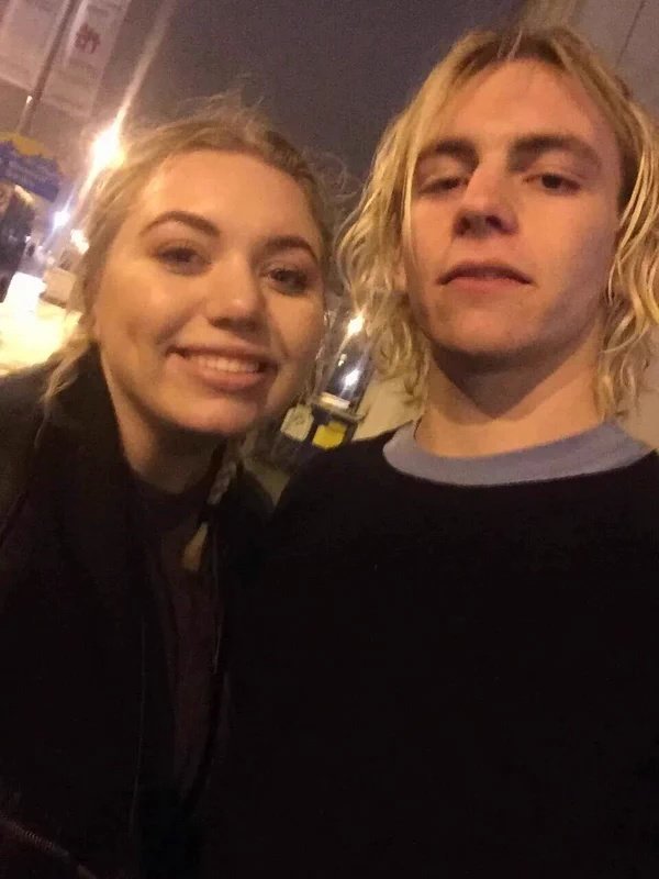 R5lynchs's tweet photo. Ross yesterday with fans in Des Moines!

I vote for #R5 #YouKnowYouLoveThem @radiodisney https://t.co/mxdd1yUZem