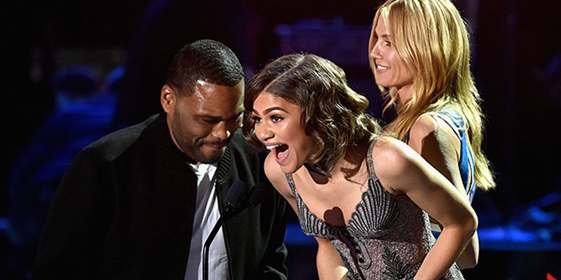 people's tweet photo. .@Zendaya takes home award for favorite female TV star—gives super-sweet speech https://t.co/B74FefxDWV #KCA https://t.co/GRX0XNwxRk