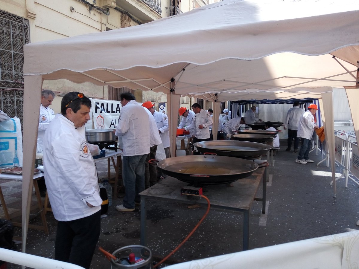 FallaPrimitiva's tweet photo. 6 tipus diferents de paella per al dia dels fallers d'honor. https://t.co/4bN56EMtsD