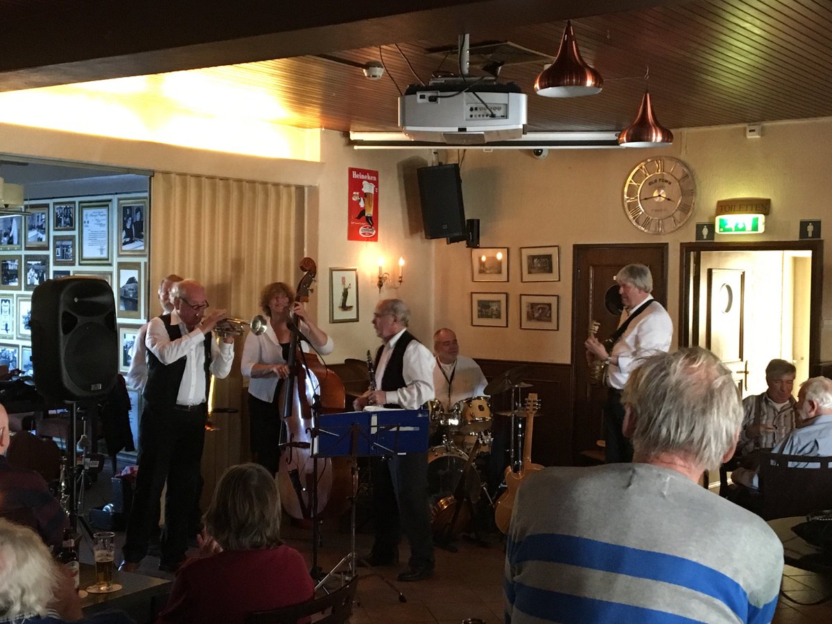 harmelennieuws's tweet photo. Wapen van Harmelen live jazz https://t.co/IVAPkmyz21