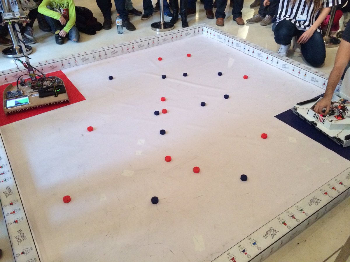 Final grubunun ilk oyununda Bee of Vienna Alman rakip Viez'i 5-0'la gecti!!! #RobotChallenge