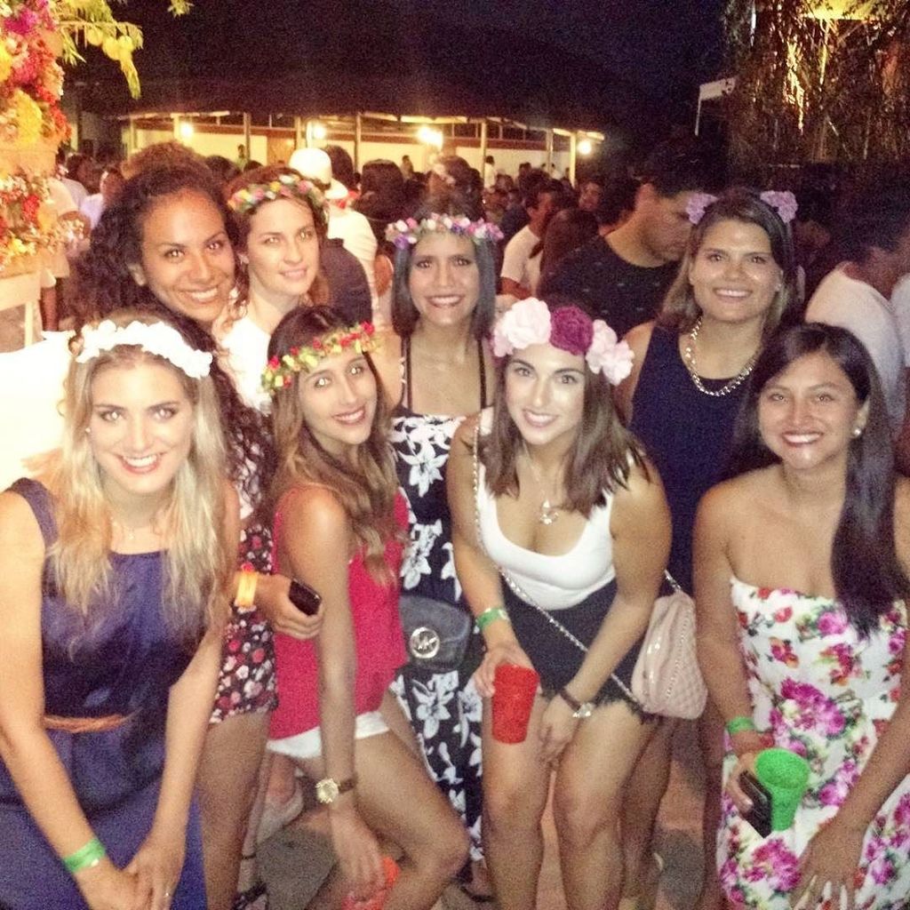 ElisaAarnaizs's tweet photo. Las mejores fiestas son entre amigas #sarcay #azpitia #partytime #amigas #peru #pisco #baile #summertime by everox https://t.co/1DJUKgNBuy