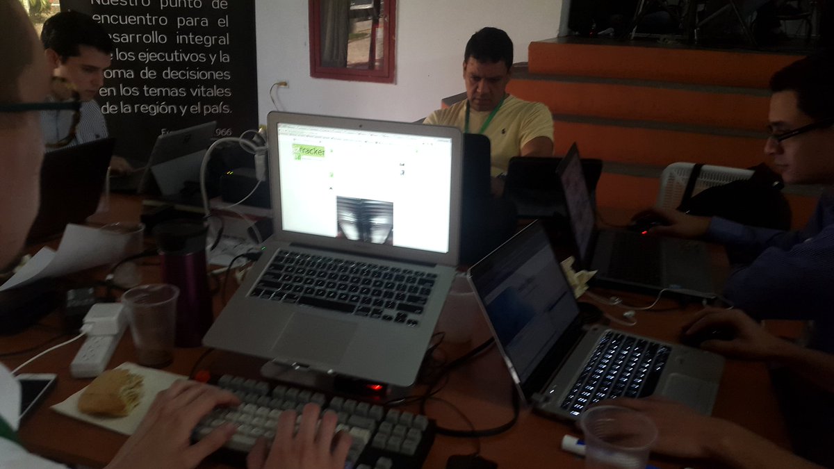 SYimin's tweet image. Estamos cansado pero jamás paramos #ValenciaVenSW @valenciavensw #StartupWeekend #valencia @BiztrackerV