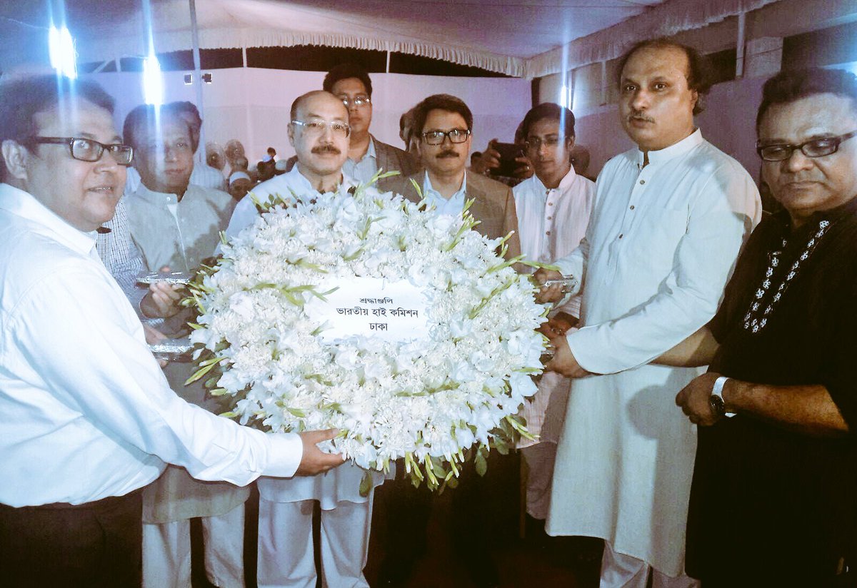 HarshShringla's tweet photo. At 'Ziafat', farewell dinner, 2 pay condolences 2 @MozammelBabu, Editor of #71TV on demise of his father, 3500guests https://t.co/e7QrZcOuRq