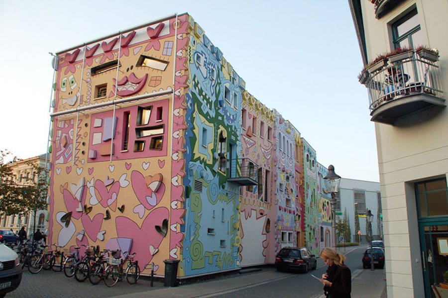 fubiz's tweet photo. A Psychedelic and Cartoons Painted Building in Germany https://t.co/hxT4JE5AMT https://t.co/Fof0z9GCXh