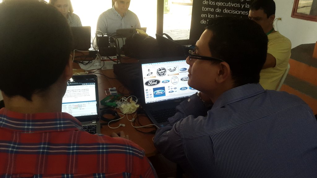 SYimin's tweet image. Los chicos @BiztrackerV apoyado por la gran empresa @ford #ValenciaVenSW @valenciavensw #StartupWeekend