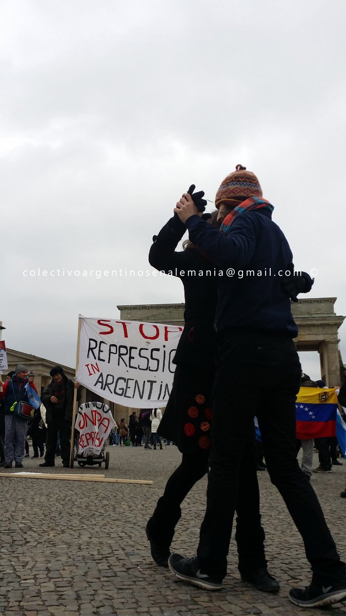 COLARGALE's tweet photo. Acto contra la represión en Argentina frente a la Puerta de Brandenburgo en Berlin #StopRepressionInArgentina https://t.co/YvEPm8jU4d